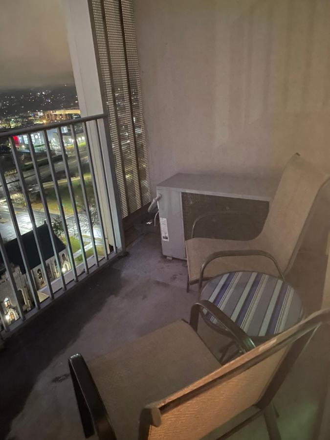 Luxurious 1Br Uptown Highrise/ Balcony With City View! 샬럿 외부 사진