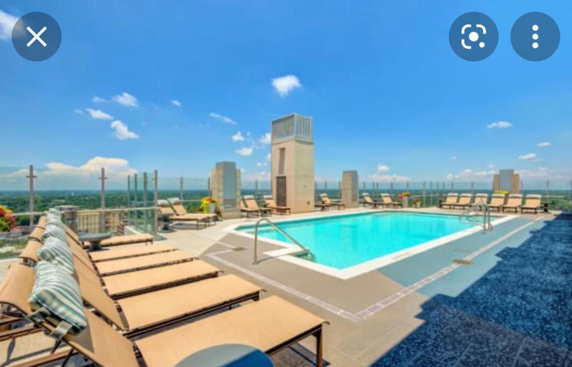 Luxurious 1Br Uptown Highrise/ Balcony With City View! 샬럿 외부 사진