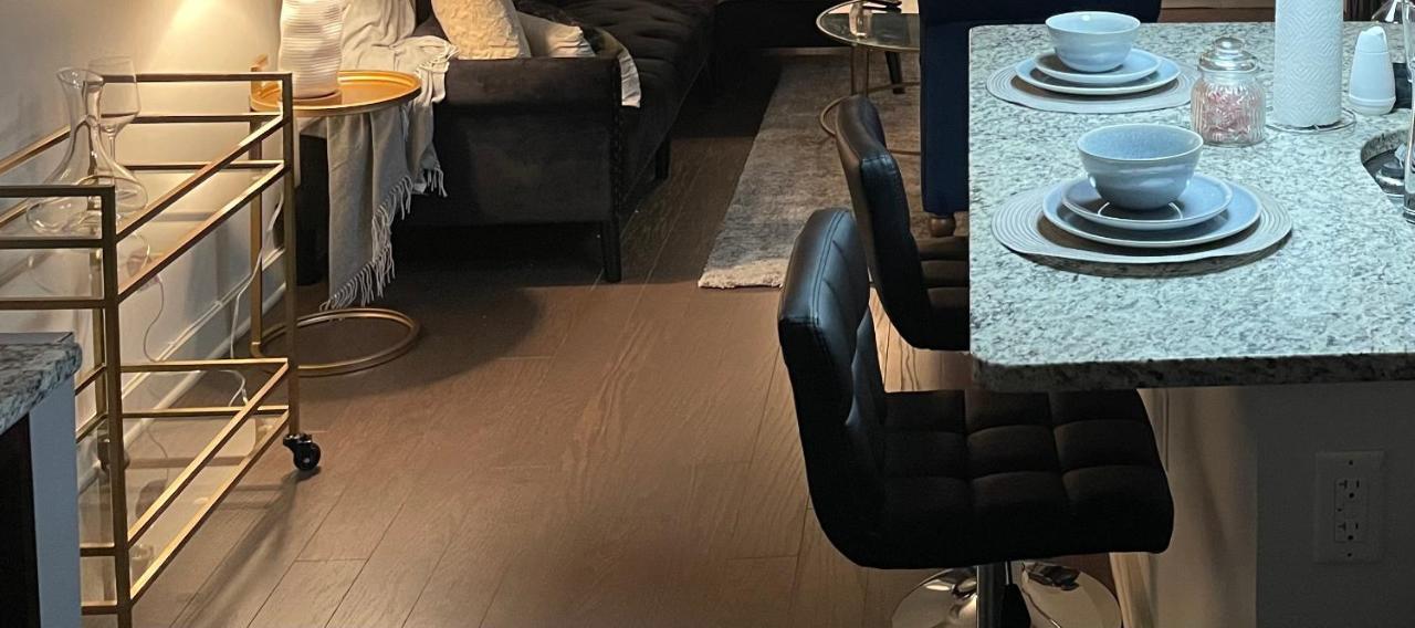 Luxurious 1Br Uptown Highrise/ Balcony With City View! 샬럿 외부 사진